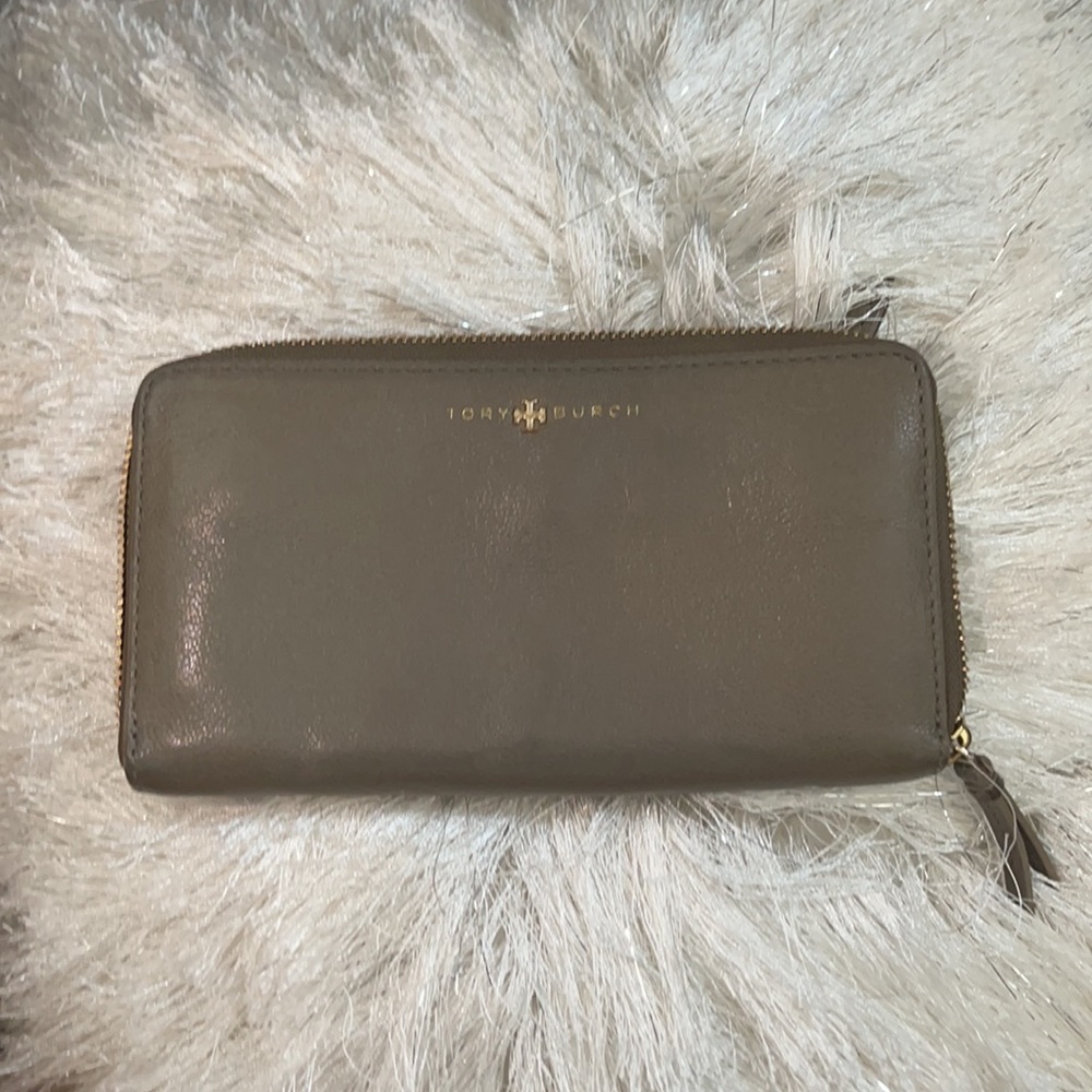 Authentic Grey Tory burch wallet.